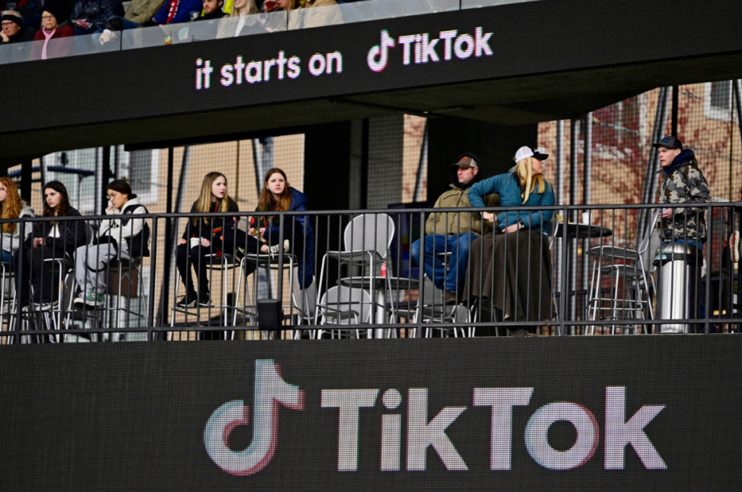 TikTok视频播放超6千万次，这款悬浮支架在海外获“红酒控”青睐